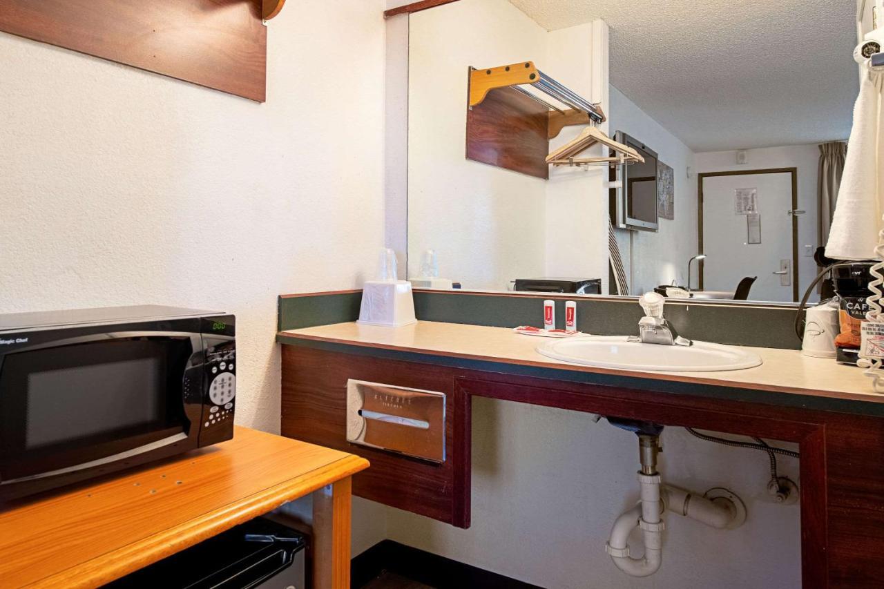 Econo Lodge Kent Exteriör bild